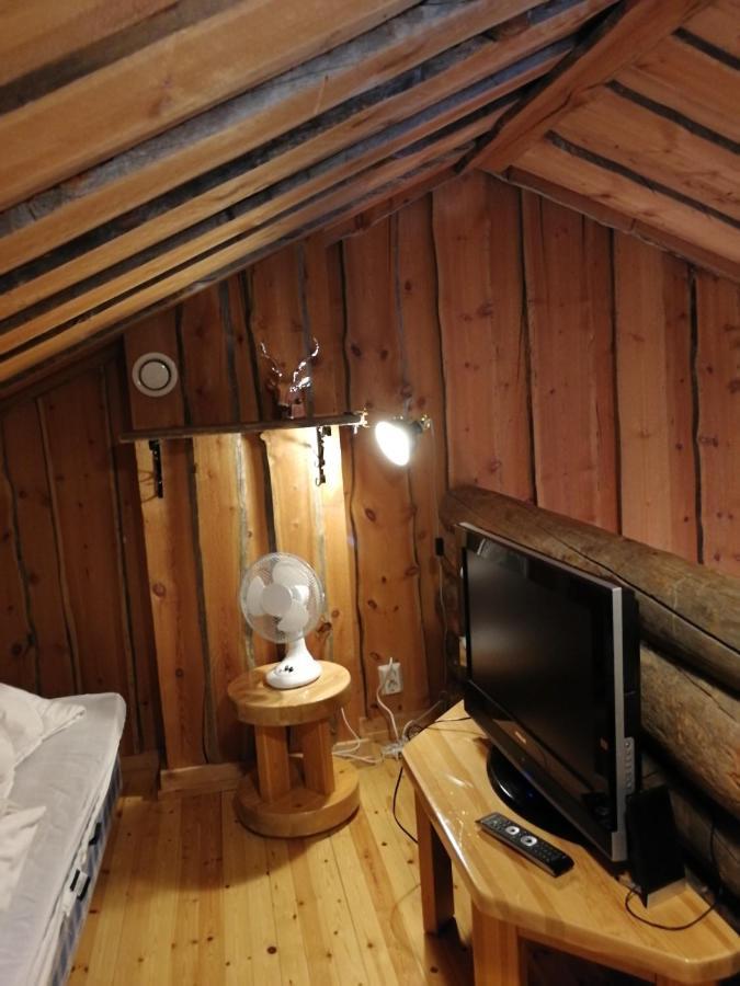Chill Cave - Logwood Cottage ルカ エクステリア 写真