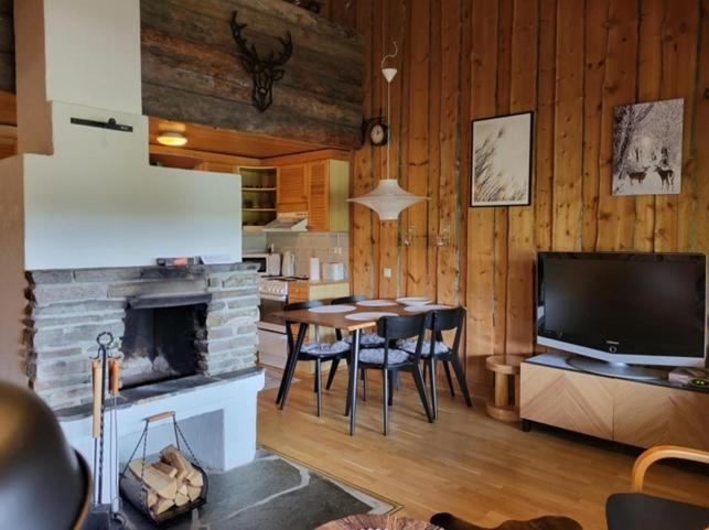 Chill Cave - Logwood Cottage ルカ エクステリア 写真