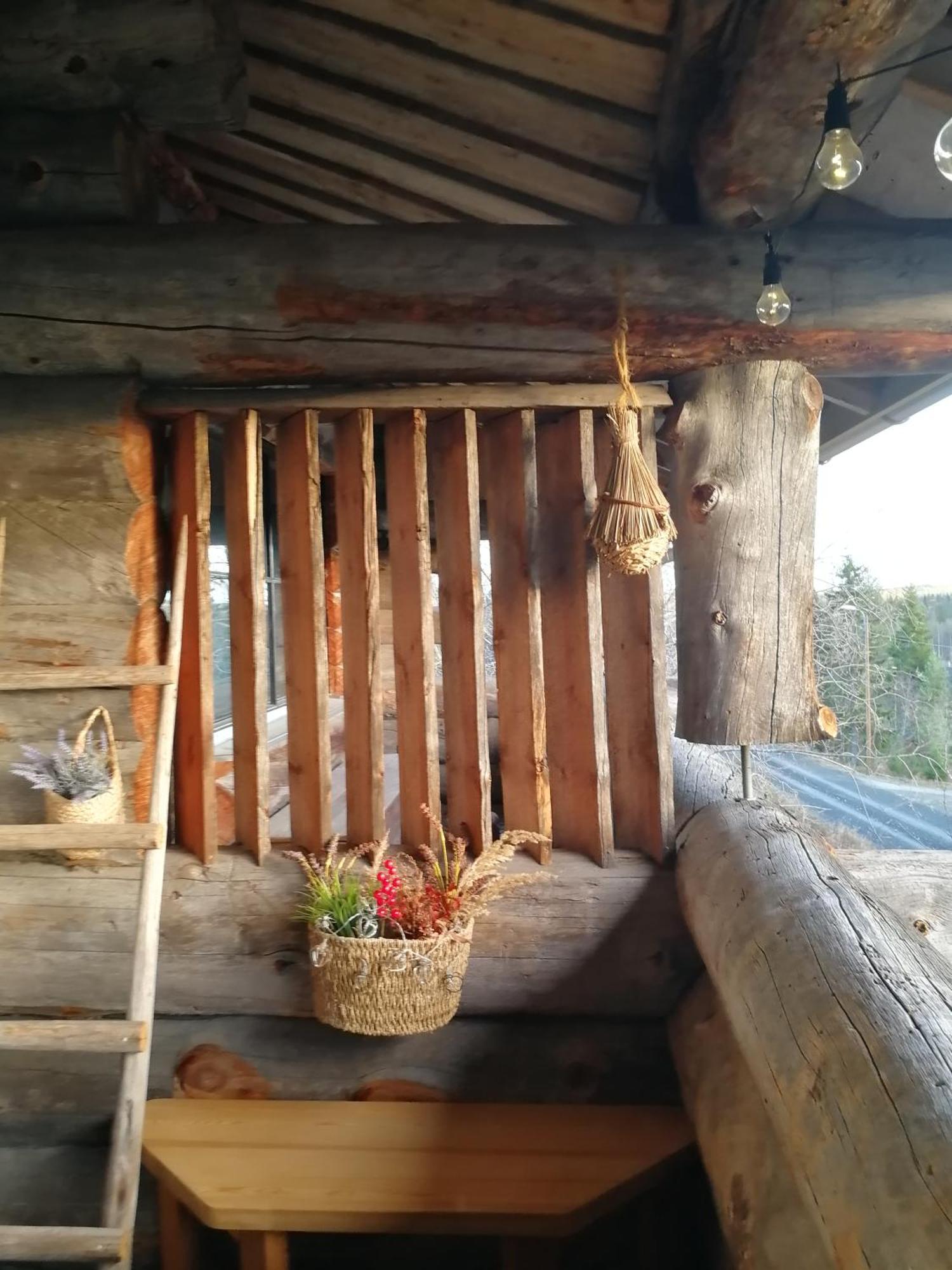 Chill Cave - Logwood Cottage ルカ エクステリア 写真